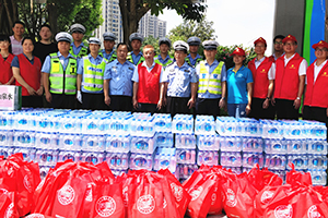 1586594242714221.jpg 匯源集團(tuán)夏日送清涼活動慰問一線交警.jpg